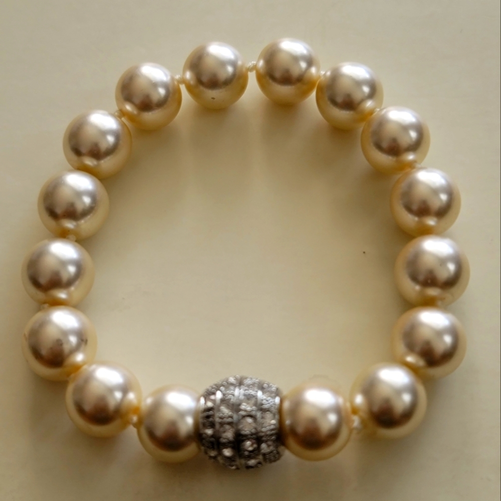 Faux Pearl Bracelet W/Magnetic Fastener. 8.4 Inches